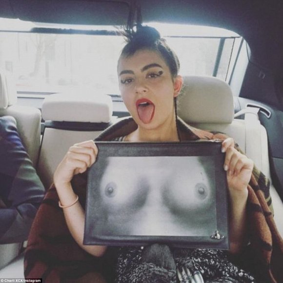 SOLD!!! VIVIENNE WESTWOOD ICONIC TI TS PRINTED BLACK LEATHER CLUTCH NWT SS16 - Picture 4 of 15